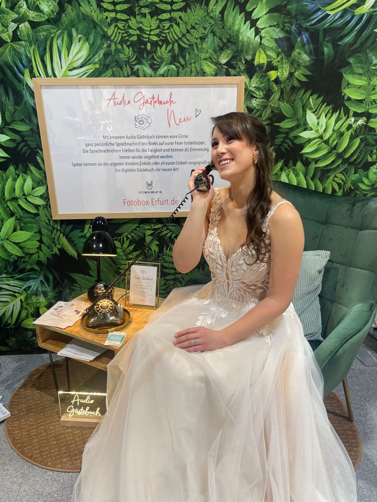 Fotobox & Fotografin Erfurt - Daniela Tapliuc - Audio-Gästebuch in Retro-Optik wird mit Sprachnachricht besprochen